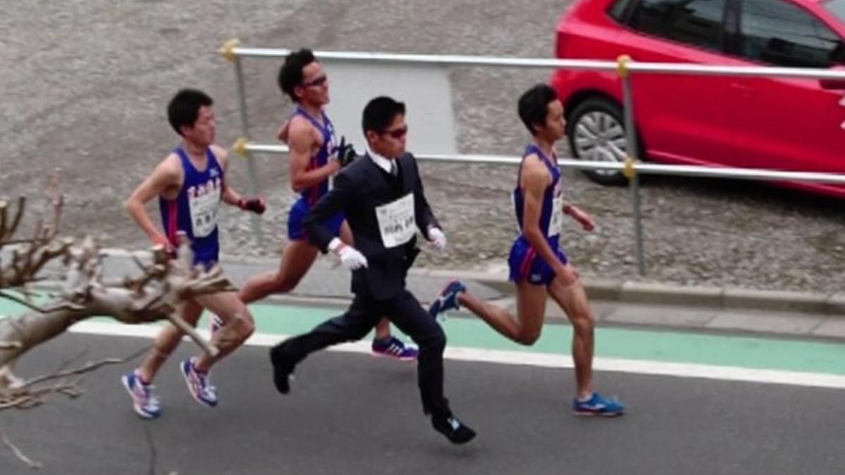 Un japonés bate el récord del mundo del medio maratón con traje