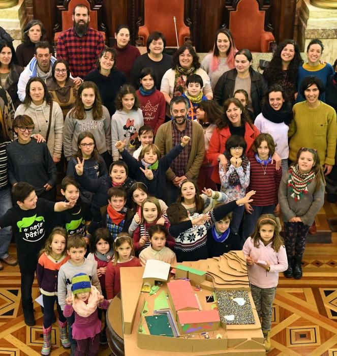 Alumnos y profesores del Carricarte muestran su propuesta de actuaciones para los patios del centro escolar