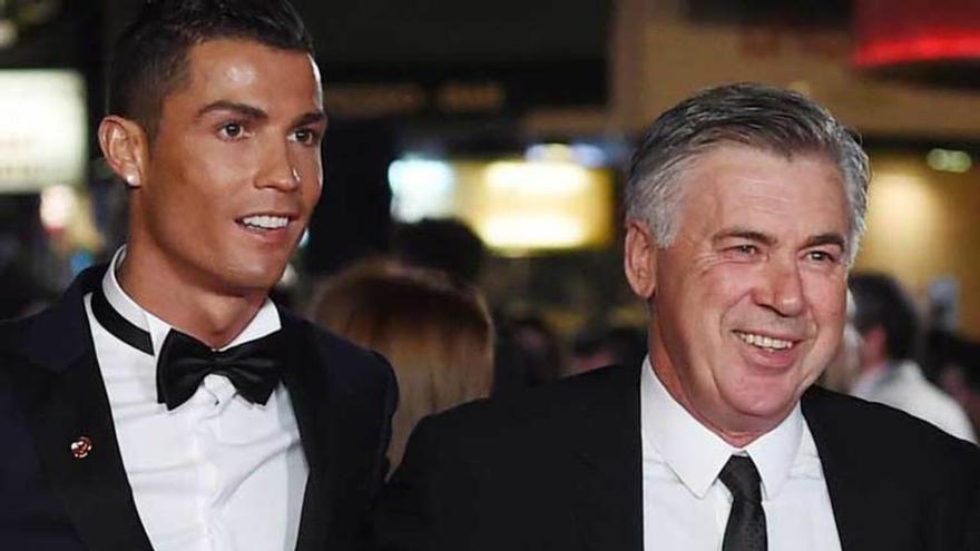 Carlo Ancelotti, el pasado lunes, con Cristiano Ronaldo en Londres.