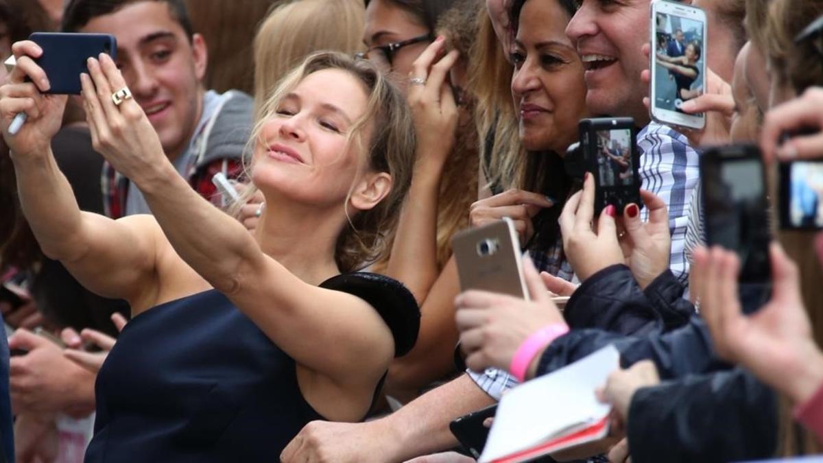 lmmarco35396076 actress renee zellweger poses for photographs with fans upon160906141548