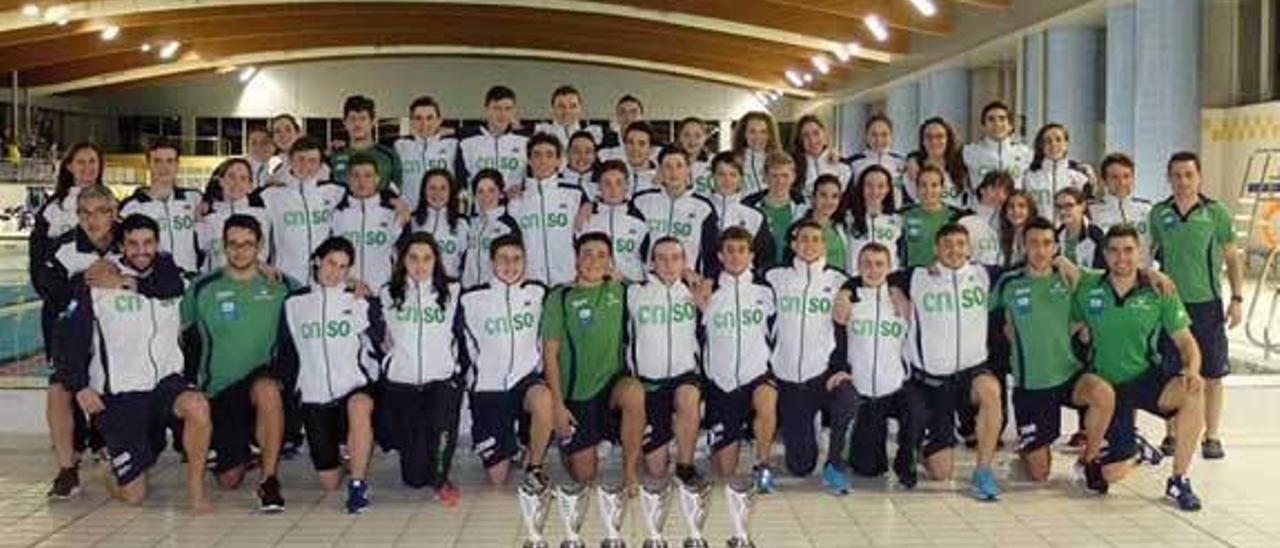 Nadadores y técnicos del Santa Olaya, durante el Open de Asturias de Invierno, en Oviedo.