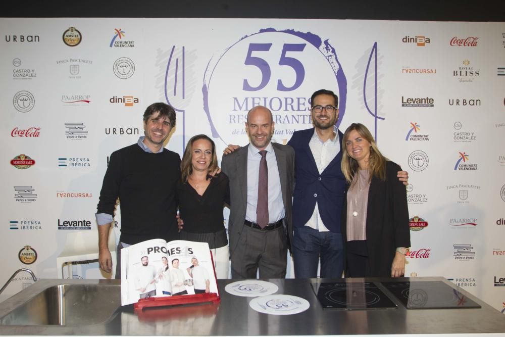 Pablo Rodríguez y Beatriz Gallach, en el centro, con tres amigos.