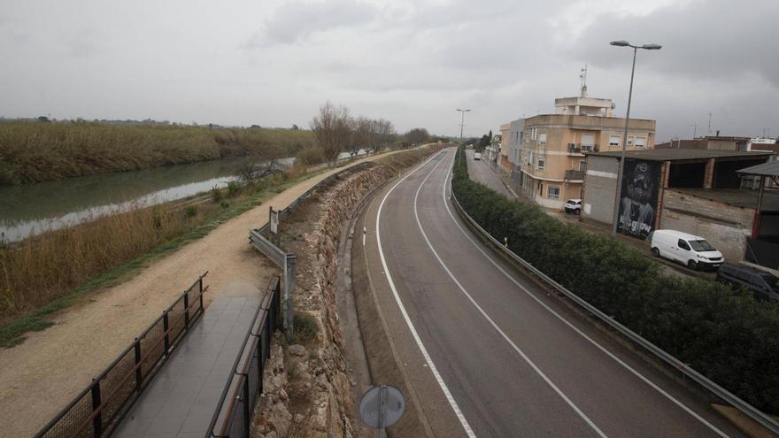 Una perspectiva del Xúquer a la altura del casco urbano de Polinyà, en una imagen de ayer.