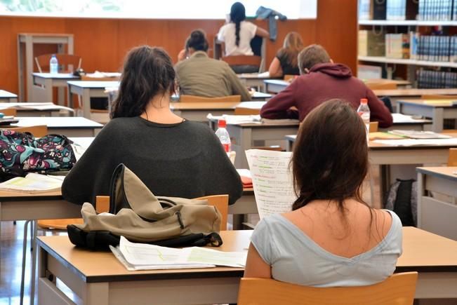 ESTUDIANTES BACHILLERATO PREPARANDO LA PAU