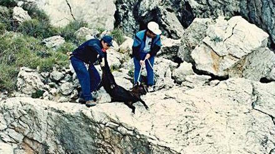 &#039;Vedraners&#039; en 1995 tras capturar una cabra en el islote.