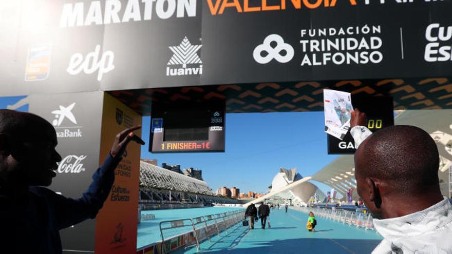 Kitwara señala la pasarela de meta del Maratón de Valencia.