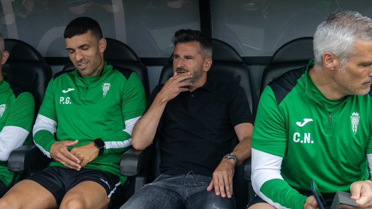 Iván Ania, en el centro de la imagen, junto a su cuerpo técnico antes del partido en Castalia.