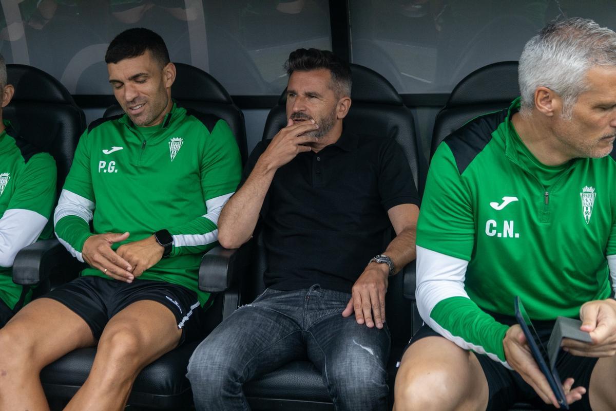 Iván Ania, en el centro de la imagen, junto a su cuerpo técnico antes del partido en Castalia.