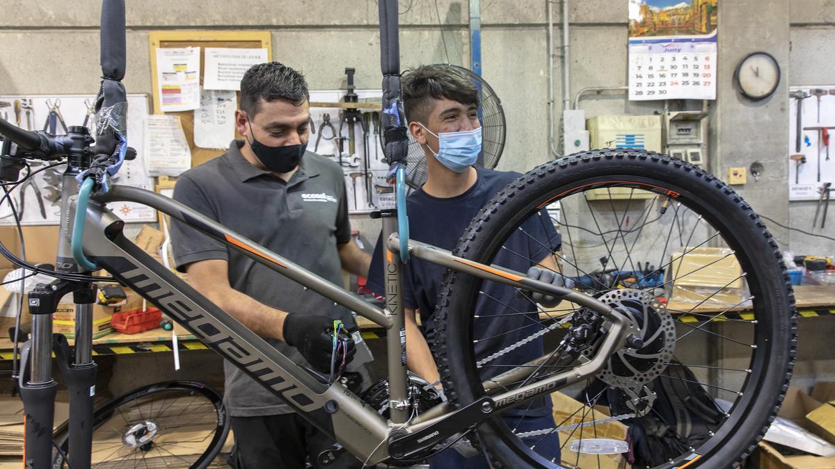 Un usuari, al taller de muntatge de bicicletes.