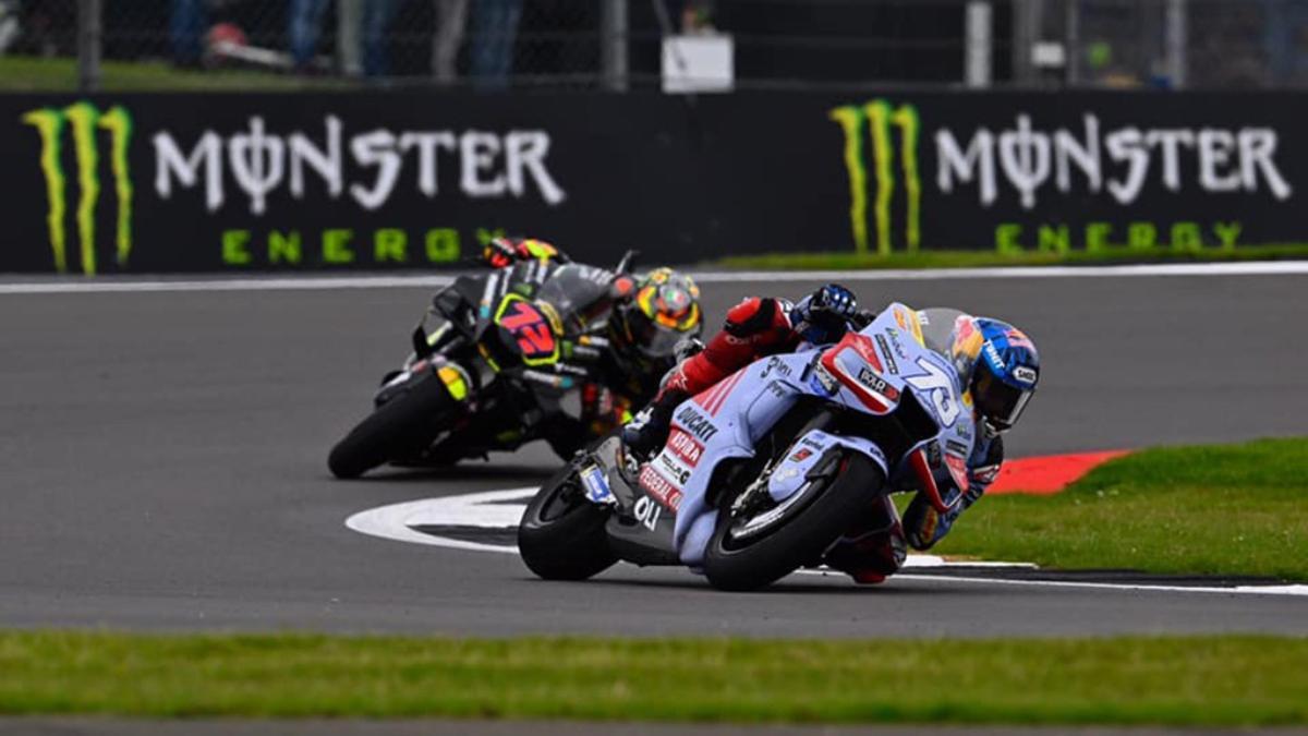 Álex Márquez y Marco Bezzecchi durante la carrera al esprint