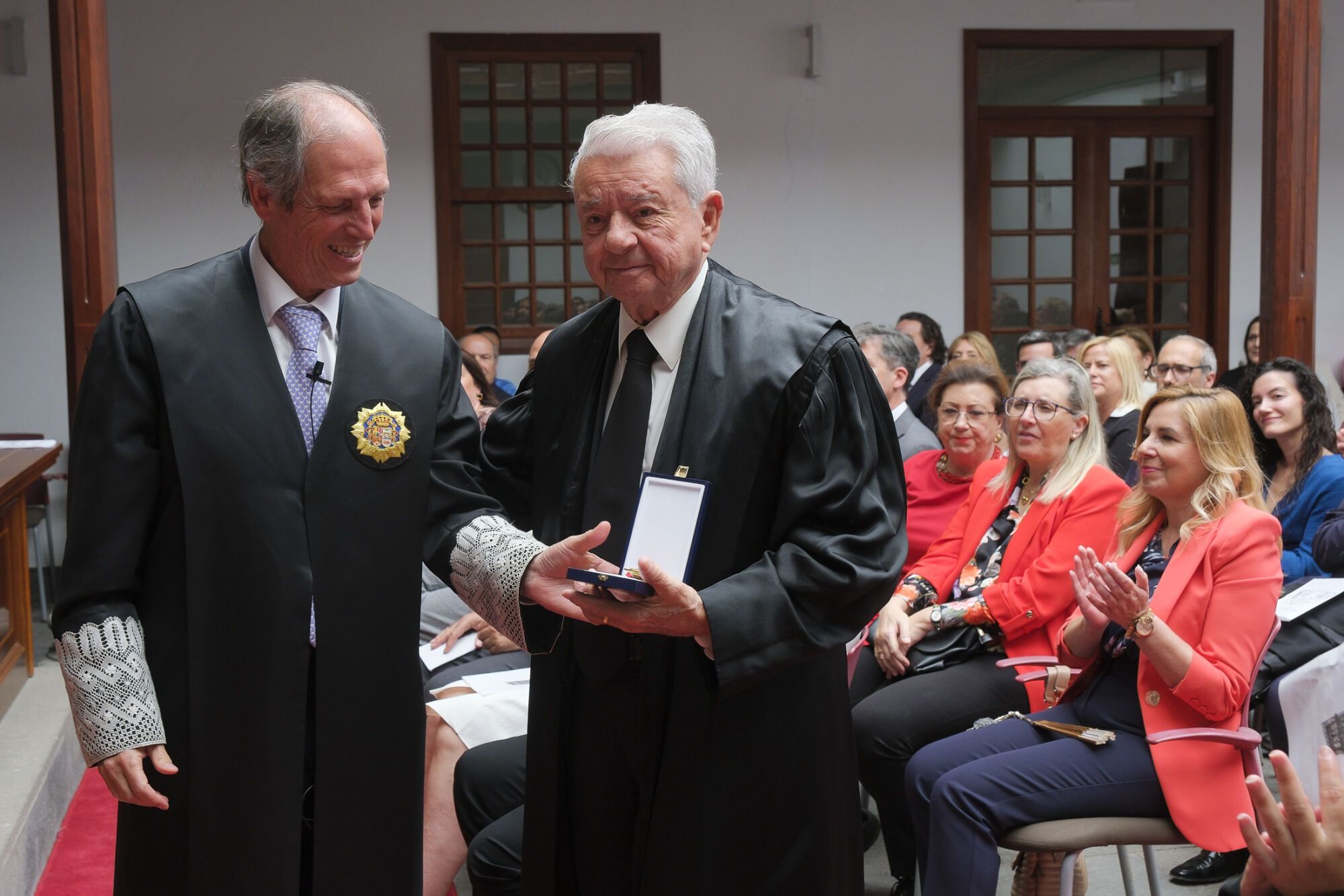 Jura de letrados y entrega de medallas al mérito profesional