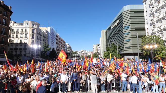 Decenas de simpatizantes con banderas de España durante la manifestación organizada por el PP en la Plaza de Felipe II, a 24 de septiembre de 2023, en Madrid (España). Bajo el lema ‘A la calle contra la amnistía, el referéndum y contra aquellos que quiere