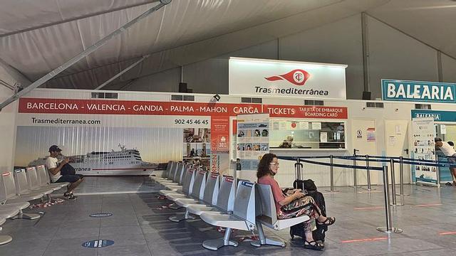 Pasajeros en las oficinas de Trasmediterránea en el dique de es Botafoc, en el puerto de Eivissa. | M. DE LAMA