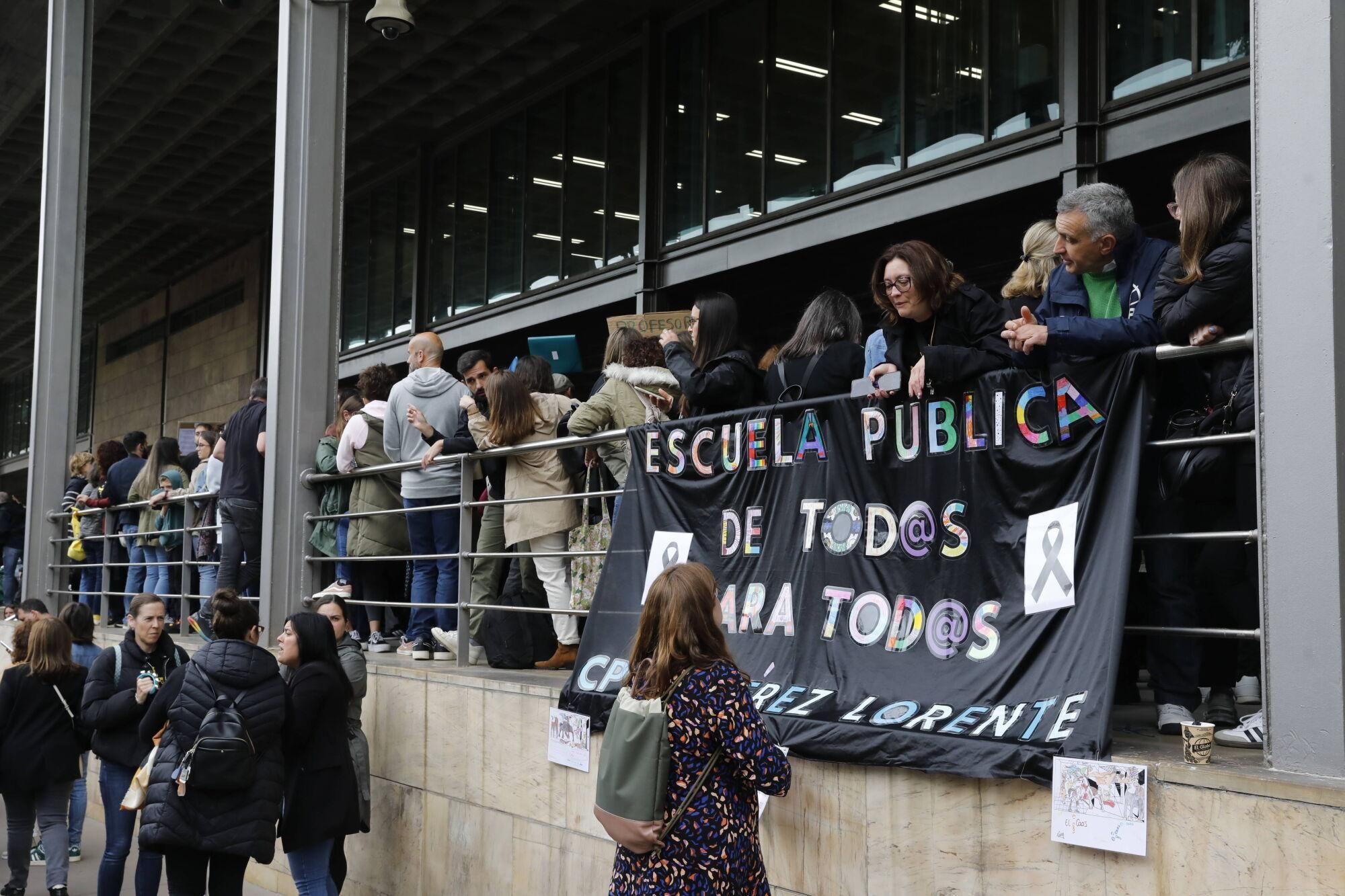 Cientos de profesores se concentran en Oviedo mientras Gobierno y sindicatos negocian.