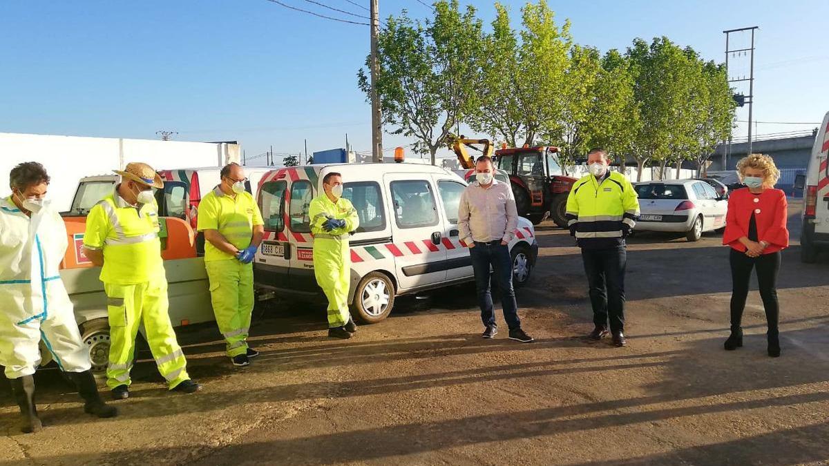 Francisco Requejo, Javier Faúndez y Atilana Martíenz visitan a los trabajadores del Parque de Maquinaria que voluntariamente han llevado a cabo las desinfecciones.