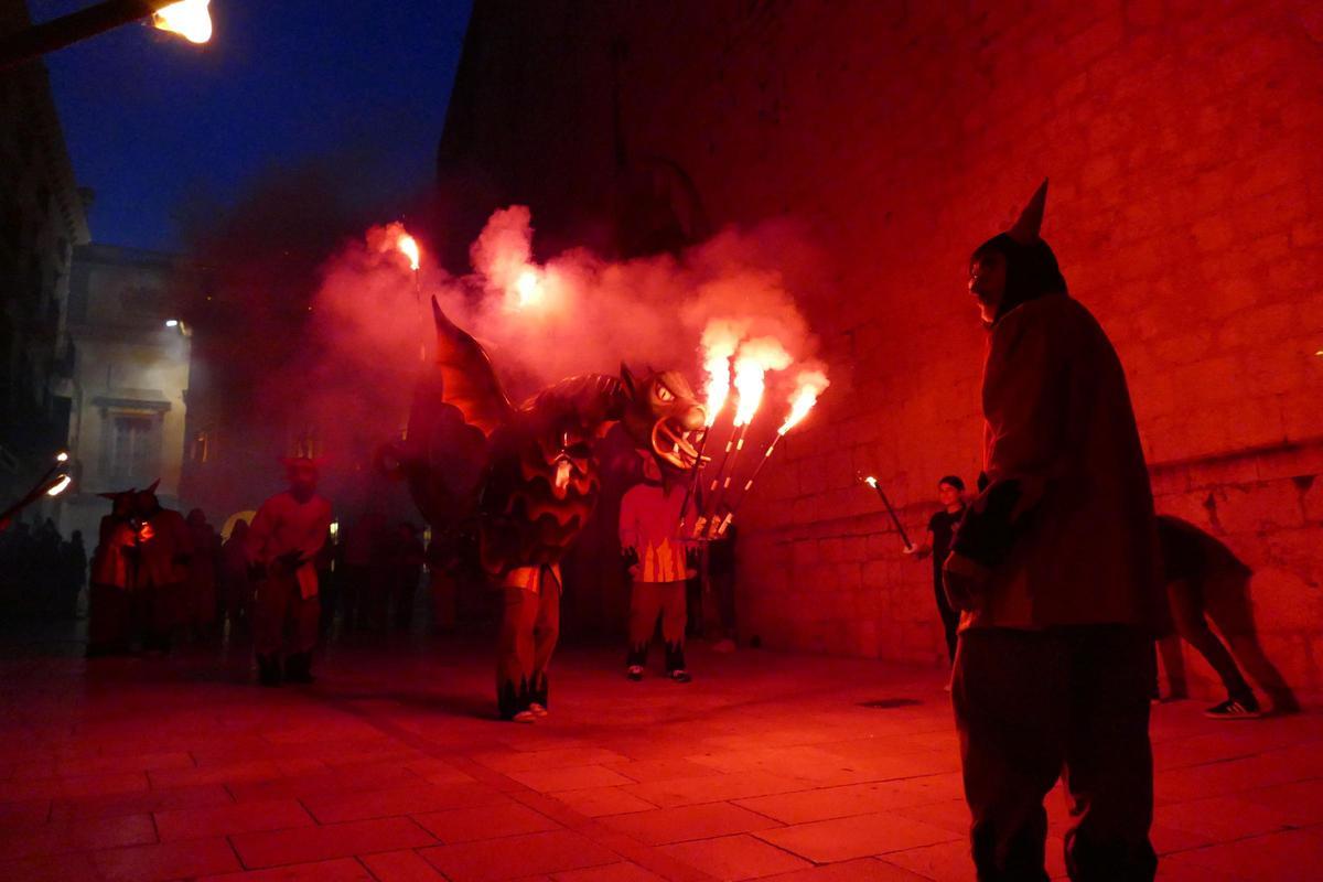 EN IMATGES | L'Encesa del Drac atrau desenes de persones per celebrar la revetlla de Sant Pere a Figueres