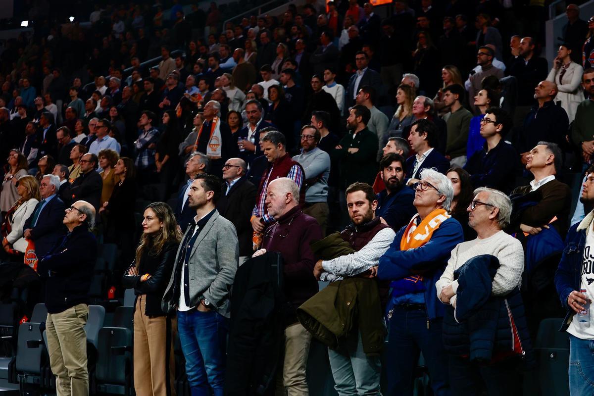 Imagen de la grada durante el minuto de silencio a Brad Branson