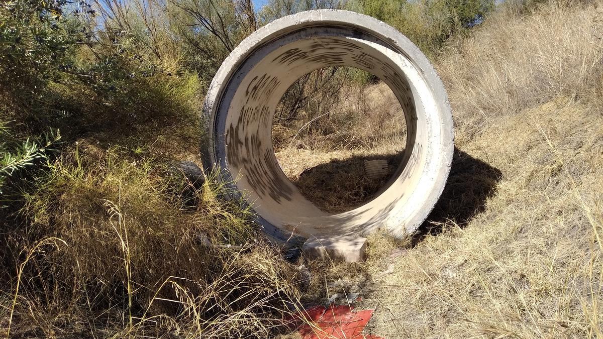 La conducción de hormigón, esta semana, en el mismo sitio que hace 11 años.