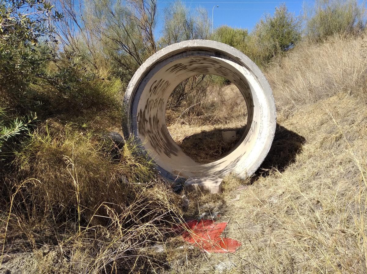 La conducción de hormigón, esta semana, en el mismo sitio que hace 11 años.