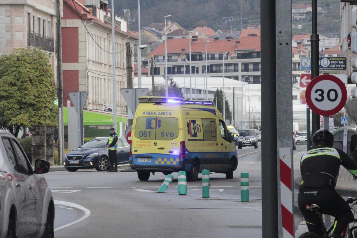 La ambulancia de Moaña acudiendo a una emergencia en una imagen de archivo.