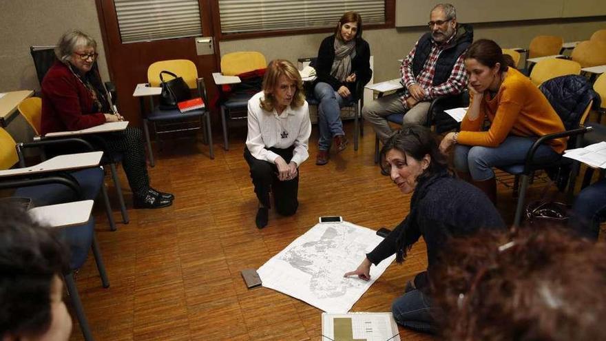 Imagen de la reunión de ayer de Foanpas para presentar alegaciones sobre la zonificación.  // Ricardo Grobas