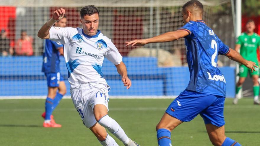 Fran Sabina, titular ayer, trata sin éxito de superar a un rival.