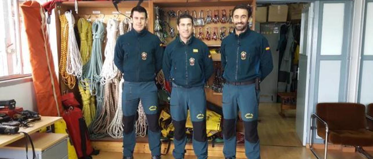 Efectivos del Grupo de Montaña de la Guardia Civil (GREIM) en la Base Aérea de Son Sant Joan donde tienen la sede.