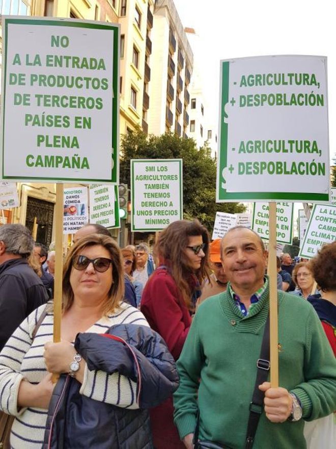 1.500 alicantinos en la movilización agraria que pide precios justos