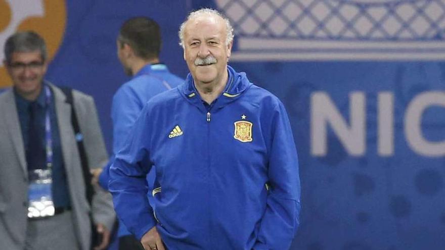 Vicente del Bosque, durante el entrenamiento de ayer. // Efe