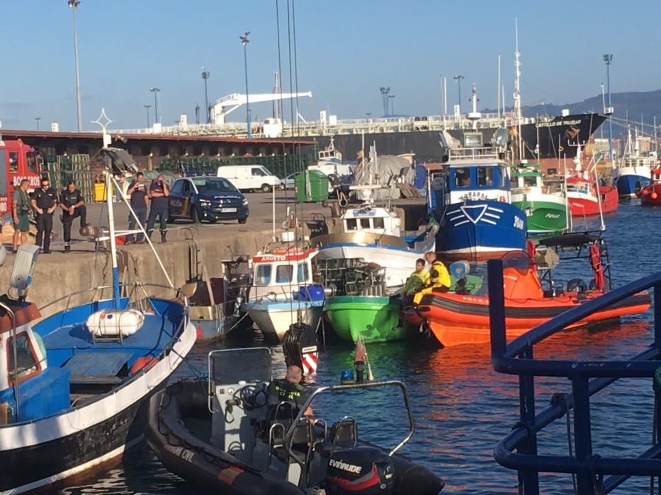 Operativo de rescate en El Musel para recuperar el cadáver de un hombre que cayó al mar con su coche.