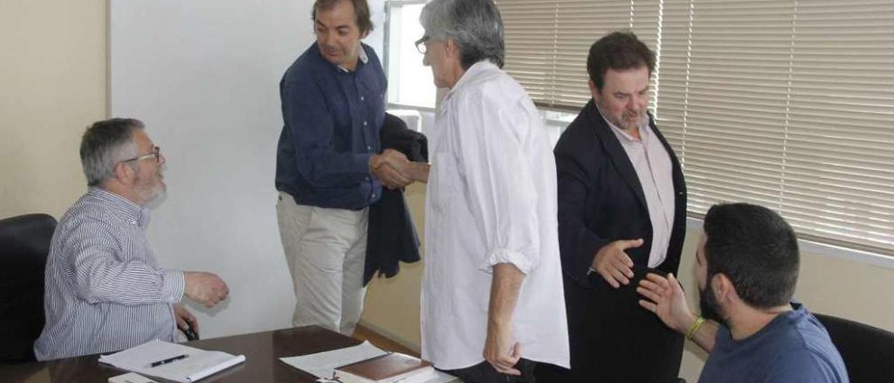 El alcalde, el representante de la empresa, Mariano Abalo, miembro de Civis-Global-Aqualia y Tomás Hermelo. // Santos Álvarez