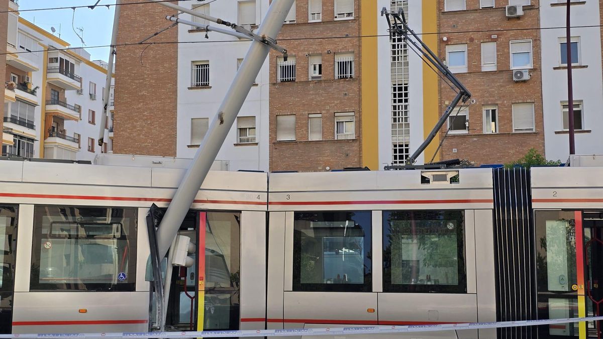 Fotogalería | Así ha quedado el tranvía de Sevilla tras descarrilar en Nervión