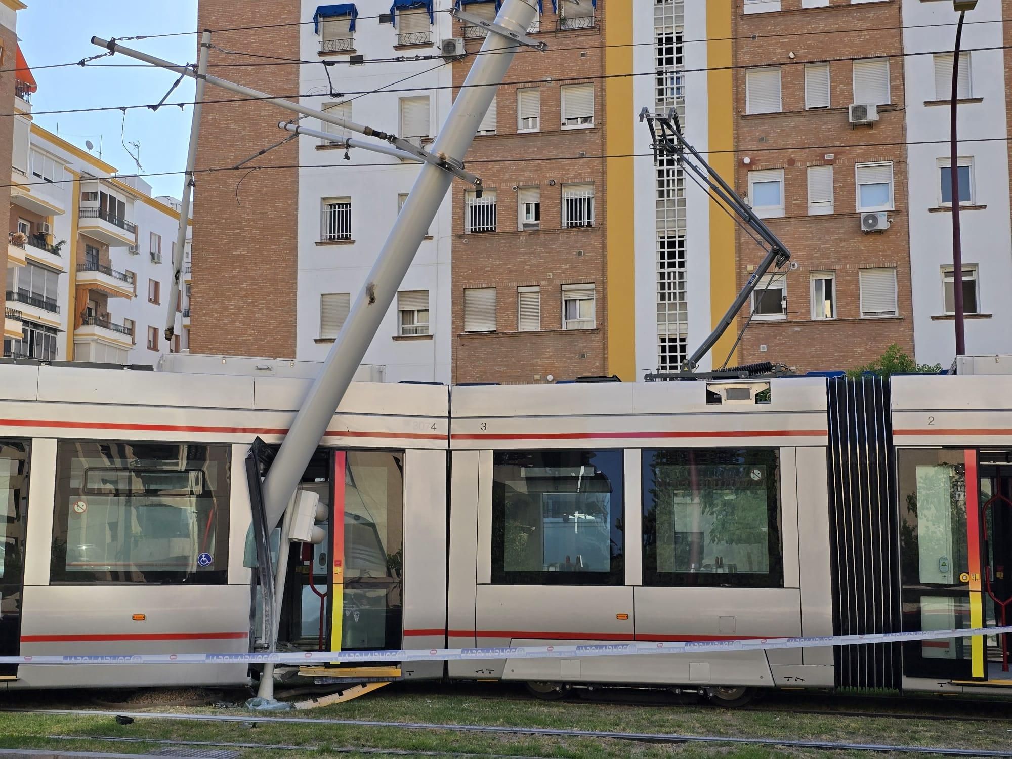 Fotogalería | Así ha quedado el tranvía de Sevilla tras descarrilar en Nervión