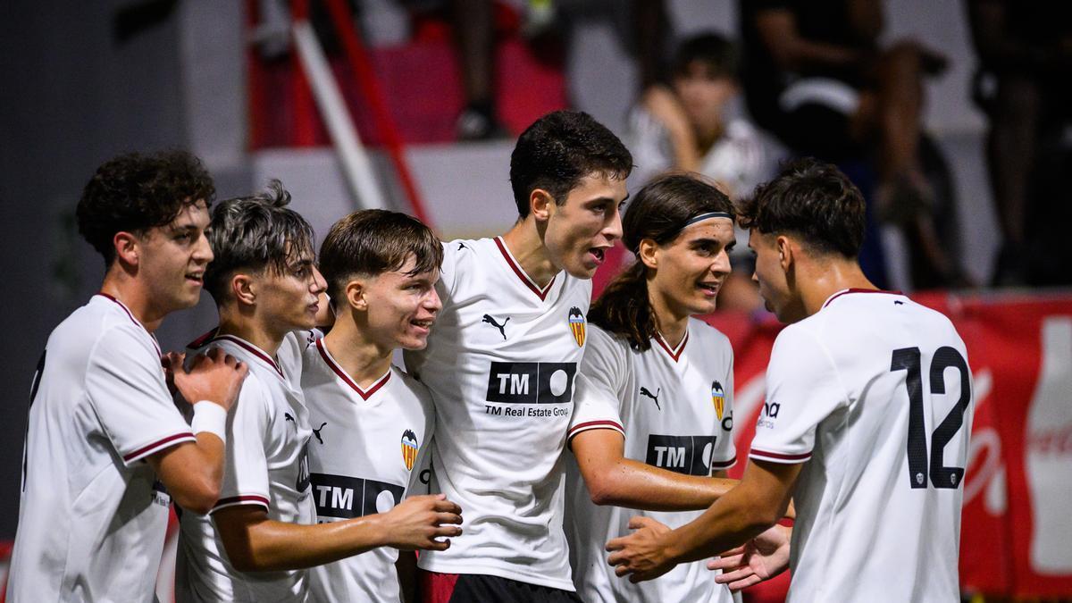 Los jugadores del Valencia celebran un gol en el COTIF