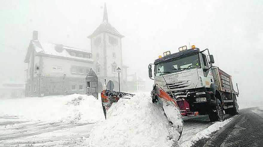 Una máquina retira nieve, ayer, en las cercanías del puerto de Pajares.