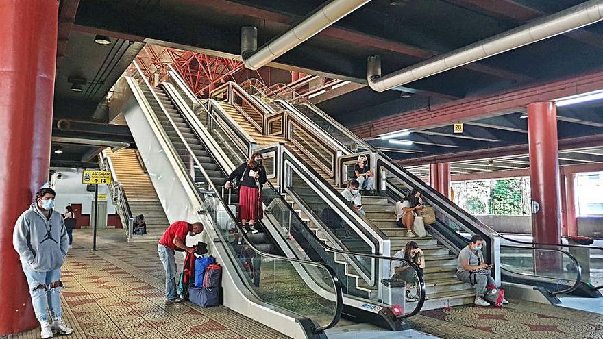 Interior de la estación de buses de la avenida de Madrid, con viajeros y locales cerrados.