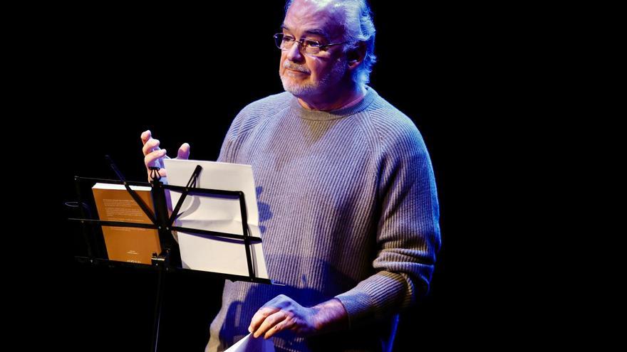 Así ha sido el recital de los poemas de Esteban González Pons en el teatro Màquina de València