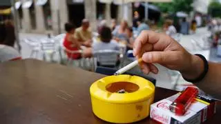 Presentan 188.000 firmas ante Sanidad para reclamar la prohibición del tabaco en las terrazas
