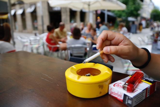 El 85% de las terrazas de bar de Barcelona tiene nicotina ambiental y dos tercios, olor a tabaco