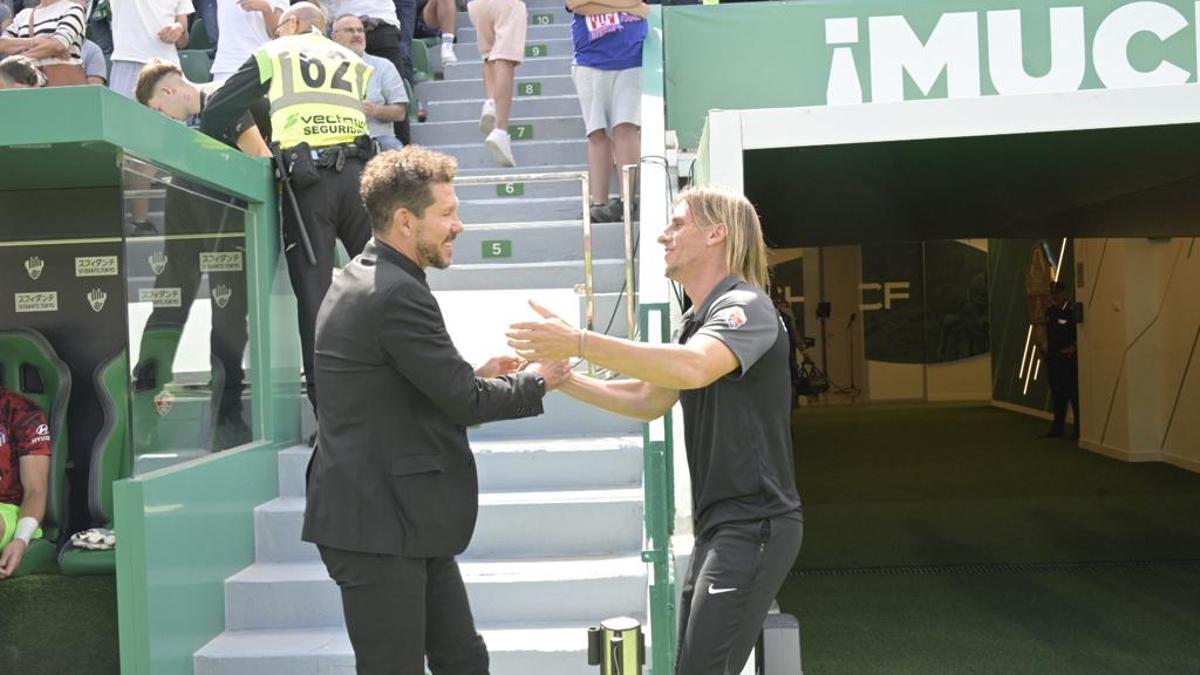 Beccacece saluda a Simeone antes del partido