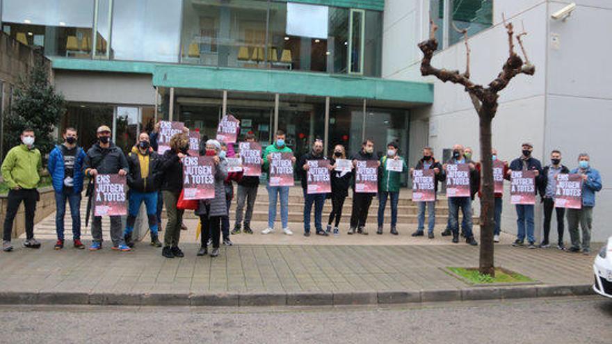 Desenes de persones s&#039;han congregat a les portes dels jutjats de Figueres per donar suport als investigats.