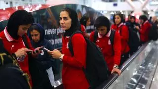 Las jugadoras de la selección femenina de Irán ceden ante las fuerzas armadas iraníes