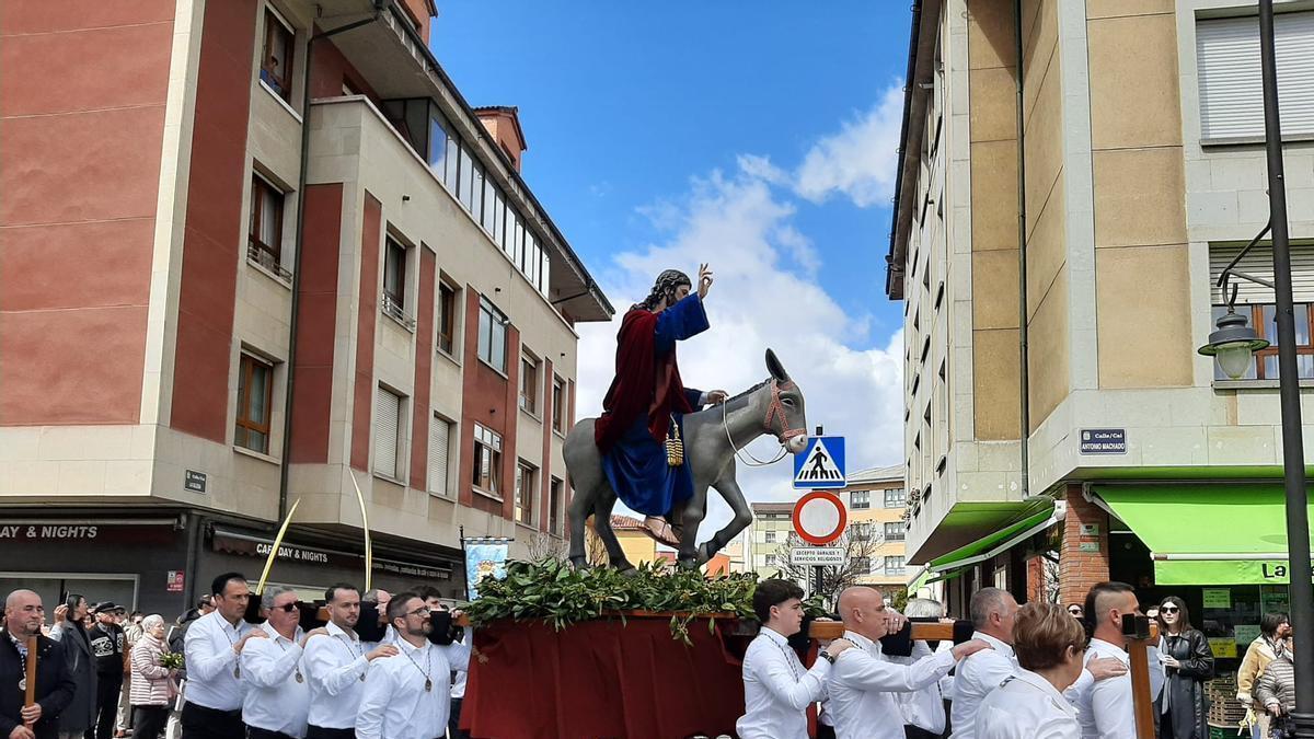 Así fue la procesión de La Borriquilla en Lugones