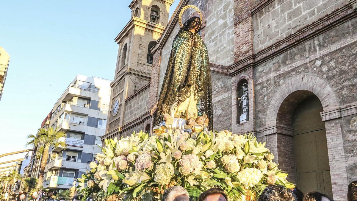 Procesión del Domingo de Resucción en Torrevieja con la imagen de la Inmacualada