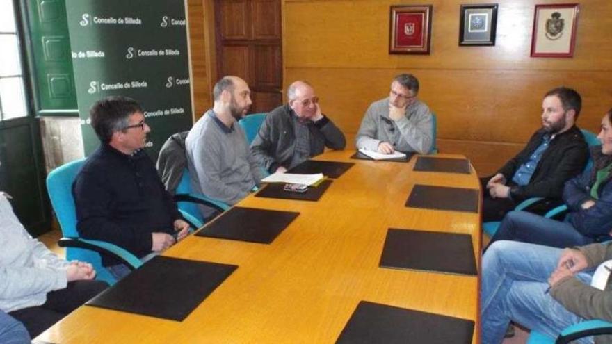 La reunión con voluntarios tuvo lugar en la sala de juntas del concello.