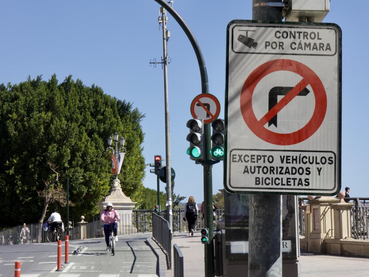 La señalización ya prohíbe el giro a la derecha, salvo vehículos autorizados y bicicletas.