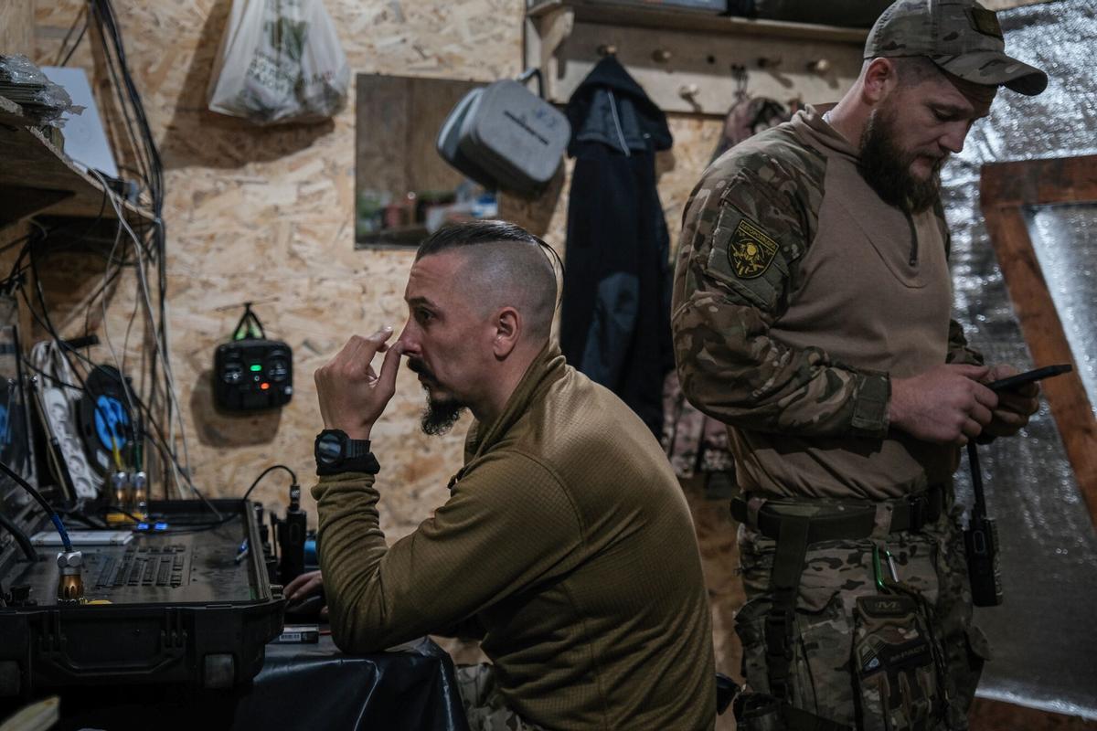 Pilotos ucranianos desplazados a la ciudad de Pokrovsk, bajo asedio de las tropas rusas y uno de los bastiones más importantes para ambos bandos.