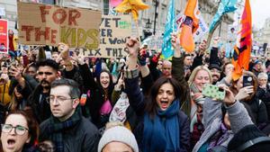 Medio millón de trabajadores en el Reino Unido protagonizan la mayor jornada de huelga en una década. Docentes , funcionarios y ferroviarios participan en los paros para reclamar subidas salariales y mejoras de las condiciones laborales.