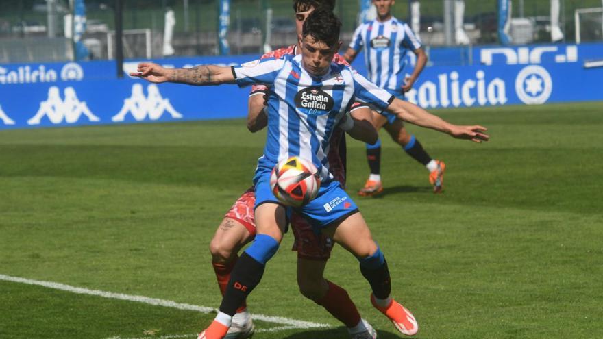 Kevin Sánchez busca controlar una pelota el pasado fin de semana ante el Guijuelo. |  // CARLOS PARDELLAS