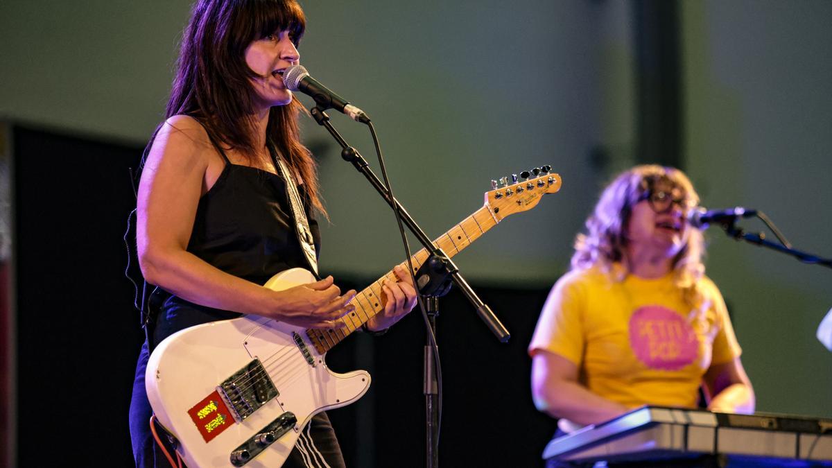 Mar Álvarez, en primer término, y Lara González, al fondo, durante el concierto del décimo aniversario de &quot;Petit Pop&quot; en el Calatrava, en Oviedo.